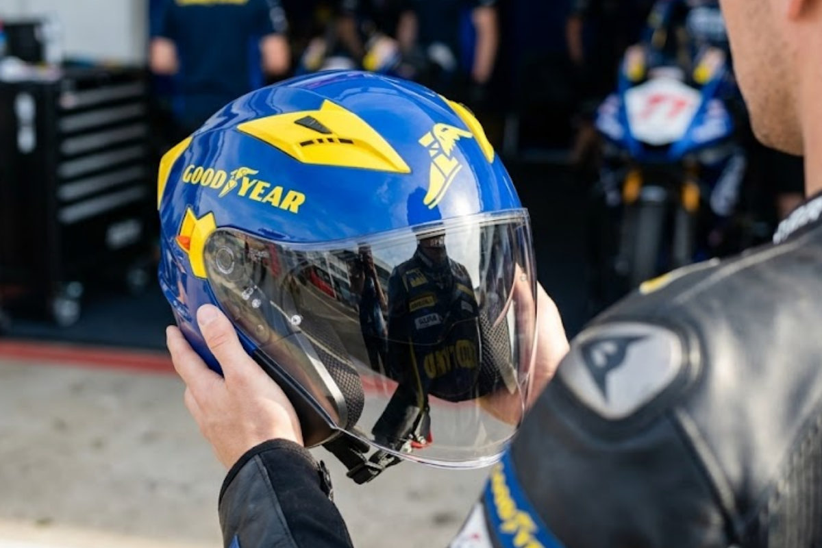 A person is looking at the Goodyear helmet made by vipitalia milano