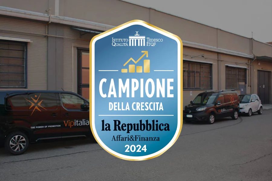 Logo Campione della Crescita 2024 sovrapposto all’immagine esterna dell’ufficio Vipitalia