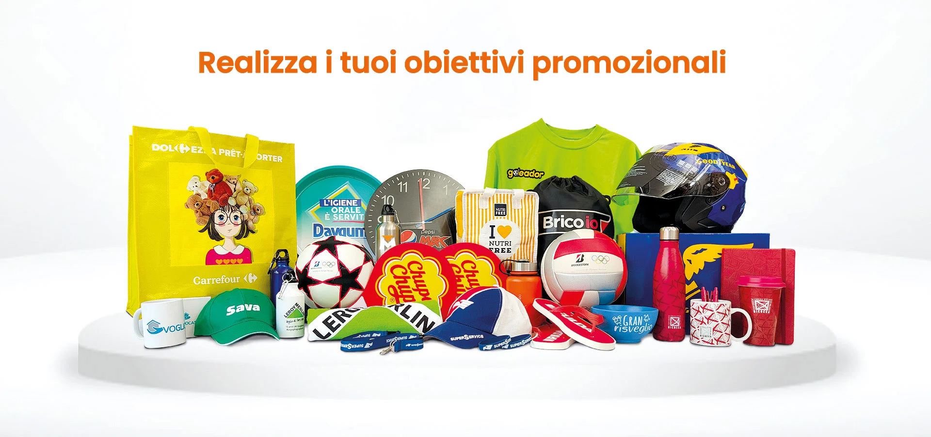 Gadget aziendali e articoli promozionali realizzati per grandi aziende da Vipitalia su un piedistallo