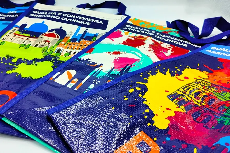 Shopper personalizzata a marchio Carrefour prodotta da Vipitalia in polipropilene riciclato al 100%, fornita ai punti vendita Carrefour in Italia