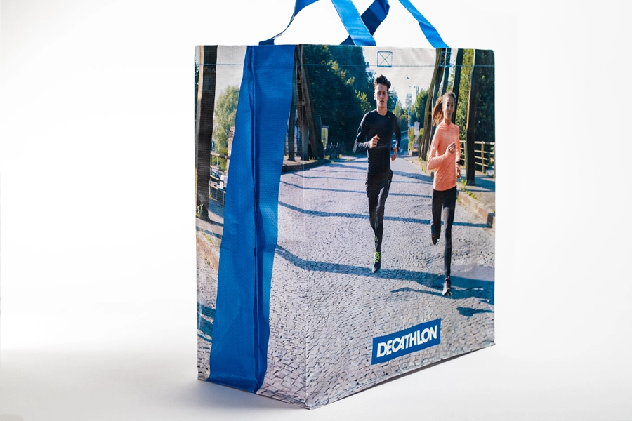 Shopper personalizzata a marchio Decathlon, realizzata da Vipitalia in plastica riciclata al 100%, resistente, riutilizzabile e a basso impatto ambientale