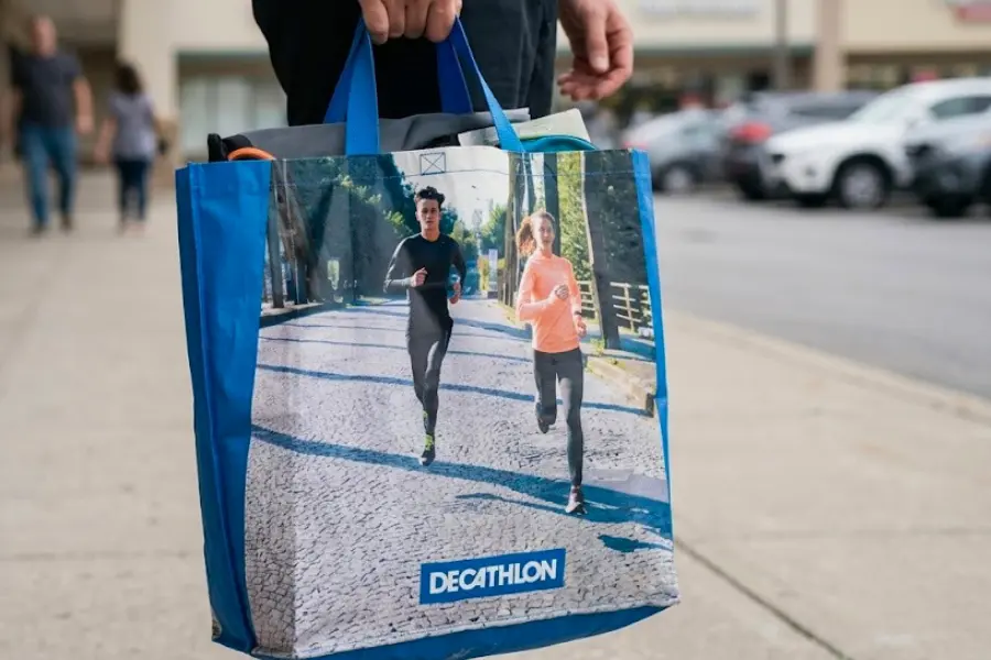 Shopper personalizzata a marchio Decathlon, realizzata da Vipitalia in plastica riciclata al 100%, resistente, riutilizzabile e a basso impatto ambientale