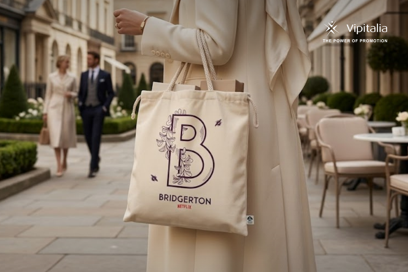 merchandising_netflix_vipitalia_bridgerton A person carrying a Bridgerton themed bag featuring design elements inspired by the Netflix series Bridgerton.