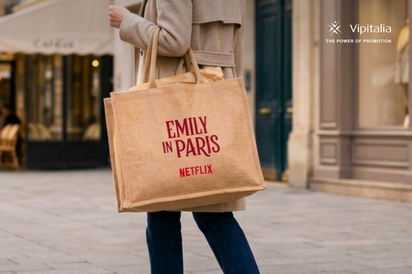 merchandising_netflix_vipitalia_emily-in-paris A person carrying a emily in paris-themed bag featuring design elements inspired by the Netflix series Emily in paris.
