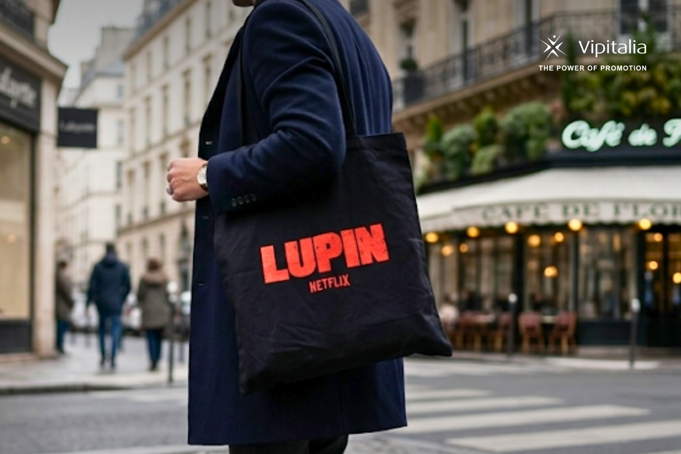 merchandising_netflix_vipitalia_lupin A person carrying a Lupin-themed bag featuring design elements inspired by the Netflix series Lupin.